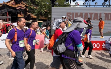 乐鱼体育下载-盲人跑者挑战长城越野：一根陪跑绳与十余年的坚守