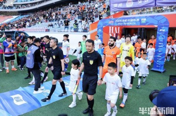 乐鱼官网-青岛海牛4:1大胜山东泰山，时隔十五年再次笑傲齐鲁德比